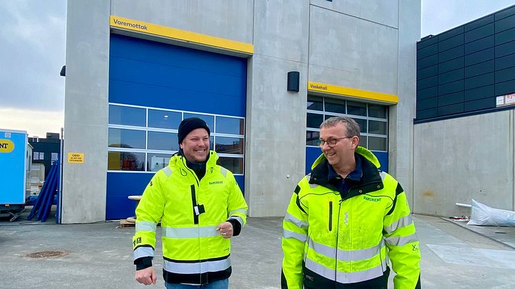 Avdelingsleder for Ramirent i Stavanger, Cato Hoff(t.v.) og prosjektleder Njål Svihus foran det som etter hvert skal bli deres nye hovedkontor i Brannstasjonsveien 14 i Sandnes. – Med denne veldig sentrale plasseringen blir vi nå enda mer tilgjengeli