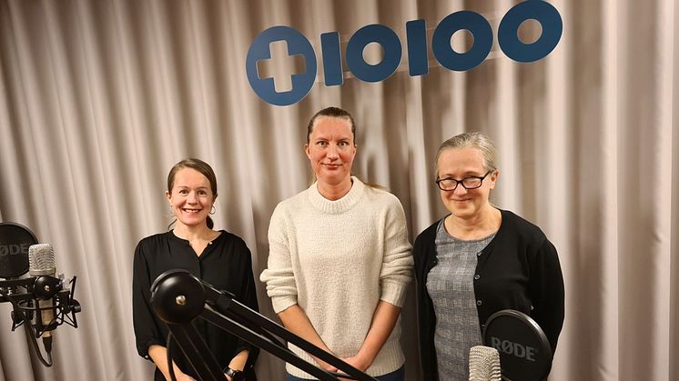 I Tiohundrapodden intervjuas Sara Aspberg, docent i kardiologi (t h) och Desirée Brandt, undersköterska (mitten). Till vänster Karin Persson, kommunikatör, som programleder podden.