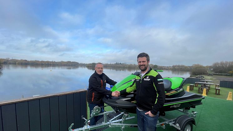boats.co.uk - Tony Pullen, Kingsbury Jet Bike, with Tom Pringle, Kawasaki Watercraft UK Sales Manager (1)