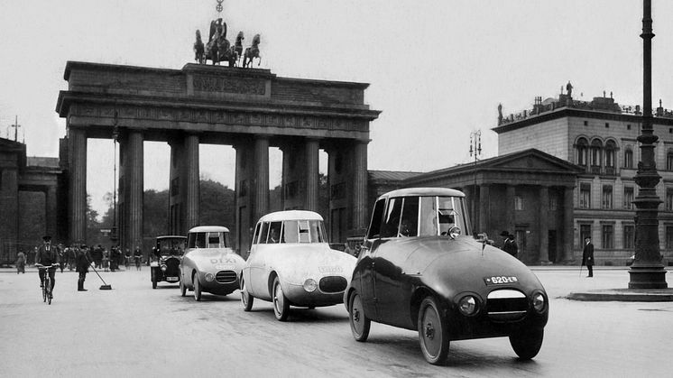 Historisk foto af 3 strømlinede limousiner af Paul Jaray in Berlin ved Brandenburger Tor i 1923