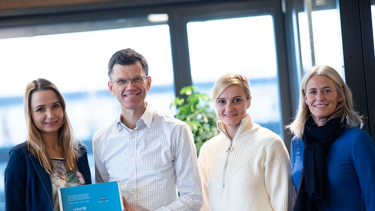 Helen Leikanger, partneransvarlig i UNICEF, Petter-Børre Furberg, administrerende direktør i Telenor Norge, Ana Brodtkorb, leder for samfunnsansvar og bærekraft i Telenor Norge og Elisabeth Biering, bærekraftsdirektør i Telenor Group. 