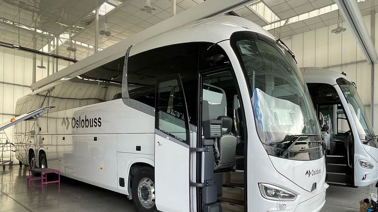 <span>Den nye Scania Irizar bussen med 13 liters gassmotor skal leveres til OsloBuss etter at den er vist frem på Transport & Logistikk. Bussen er akkurat ferdig og på vei mot Norge og Lillestrøm.</span>