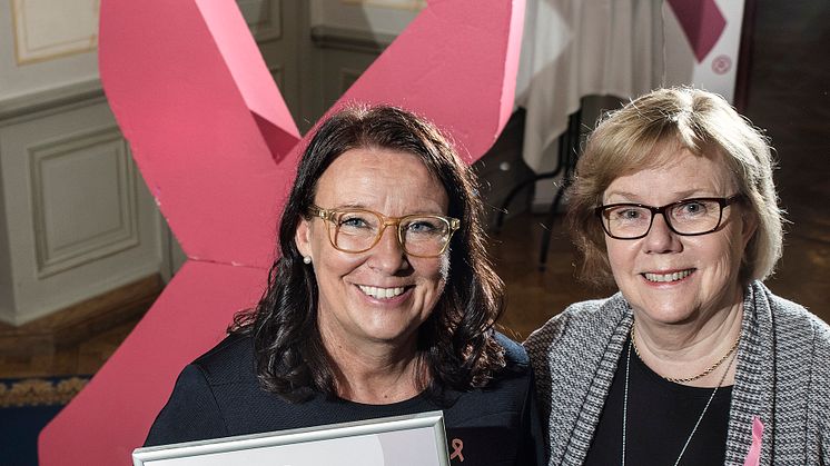 Överläkare Lena Myrskog, Växjö, får BRO:s Utmärkelse 2017 för sitt outtröttliga arbete för bröstcancersjuka kvinnor i Region Kronoberg. Här med Elizabeth Bergsten Nordström, ordförande i BRO.  Foto: Bosse Johansson
