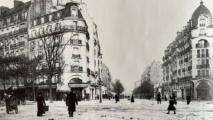 Helgens pianofest tar oss till Paris. På andra sidan gatan syns det då (1900-talets början) nyöppnade Café de la Rotonde i Montparnasse. 