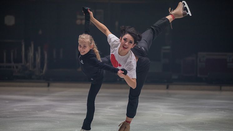 ACADEMY Talent Leony Hinz mit HOLIDAY ON ICE Skatern bei den finalen SHOWTIME Proben in Antwerpen