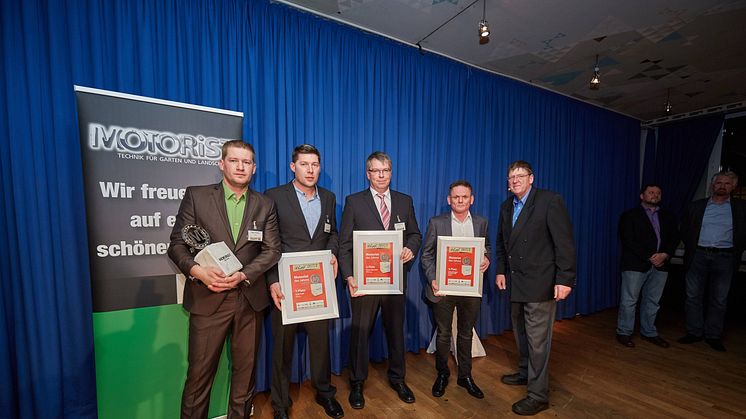 MOTORIST-Chefredakteur Jürgen Krieger freut sich mit den diesjährigen Siegern des Branchenpreises für Motoristen: Mirko und Lars Niehle, Andreas Julmi und Christian Petersen (v.l.n.r.). 