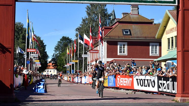 Olsson och Hovdenak vann Cykelvasan 90 2018