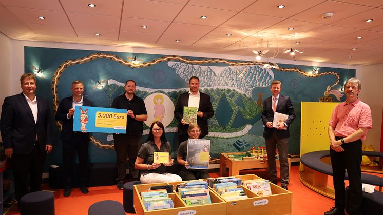 Ausgezeichnete Auswahl: 5.000 Euro bekam die Stadtbibliothek Münchberg vom Bayernwerk für ihre fortlaufend gute Arbeit in den Bereichen Kinder- und Jugendbuch.