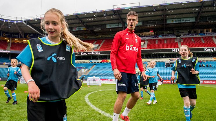 Som en del av Telenor Xtra, får enkelte spillere mulighet til å treffe det norske landslaget. Her er det Markus Henriksen som er omgitt av unge håpefulle. Foto: Bildbyrån  