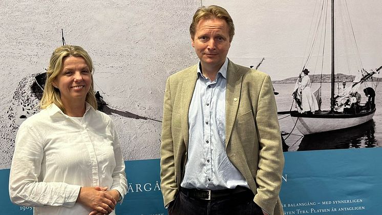 Utställningen "Göteborg 400" invigd i Nordstan. Helena Lindqvist, VD Nordstan och Kristian Wedel, författare till boken som nu blivit utställning.