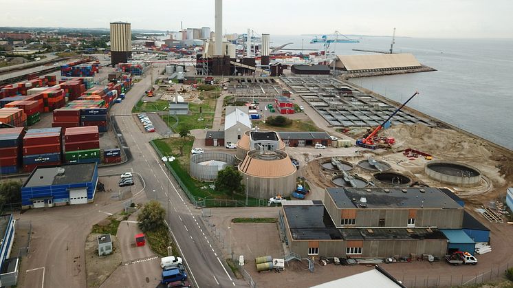 Så här såg det ut på Öresundsverket i augusti. I bakgrunden syns Västhamnsverkets skorsten. Det är här monteringen av ventilationskanalen ska ske med hjälp av helikopter.