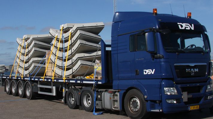 Concrete elements for two tunnel rings loaded on one four axle flatbed trailer