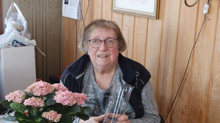 I 50 år har Lilly Stanescu tatt nedbørsprøver for NILU. Som takk for sin lange tjeneste for luftkvaliteten fikk hun blomster og en inngravert vase. Foto: Rolf Haugen, NILU