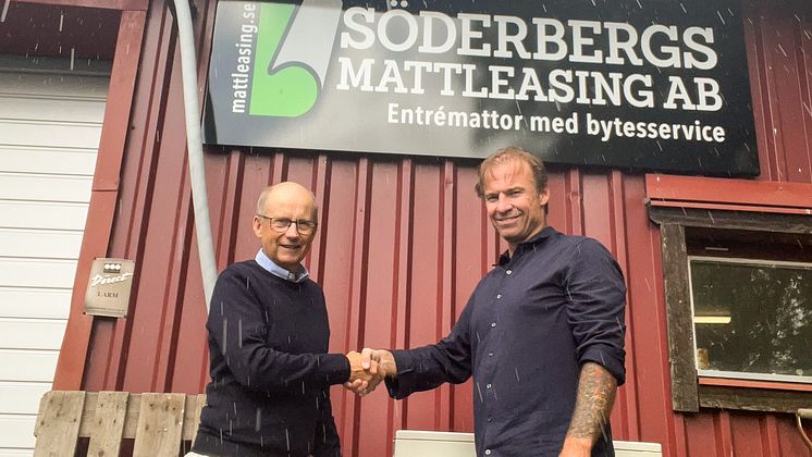 Carl-Johan Björkman skakar hand med Roger Söderberg
