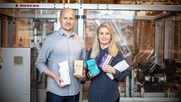 Joakim Svensson, Quality Engineer, and Madelene Breiling, Supply Chain Development Manager at Löfbergs with some of Löfbergs game changing packages.