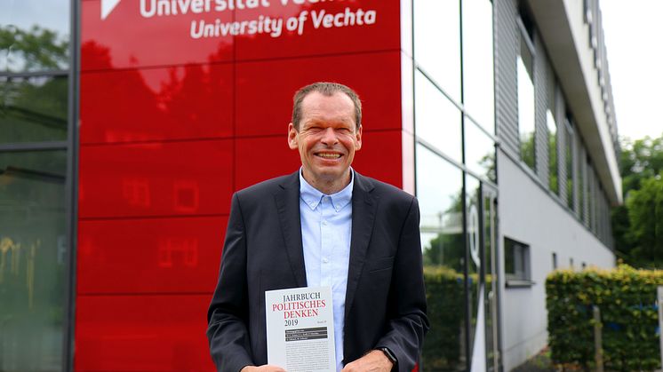 Prof. Dr. Peter Nitschke präsentiert das "Jahrbuch Politisches Denken" 2019, Band 29 .