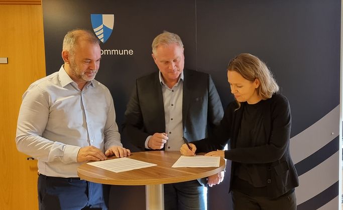 Ordfører Ola Teigen, Knut Løkkebø fra Multiconsult og Elin Heimark fra LINK Arkitektur signerte kontrakt. Foto: Kinn kommune