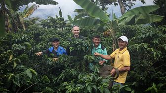 Martin Löfberg ägnar en stor del av sin tid åt hållbara inköp. Här på ett besök hos Emilio Gonzales i Colombia.
