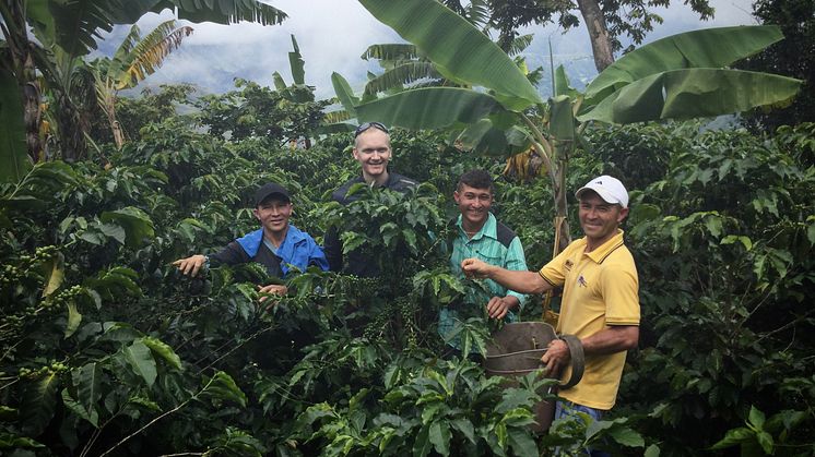 Martin Löfberg spends a lot of his time on sustainable purchases. Here visiting Emilio Gonzales in Colombia.
