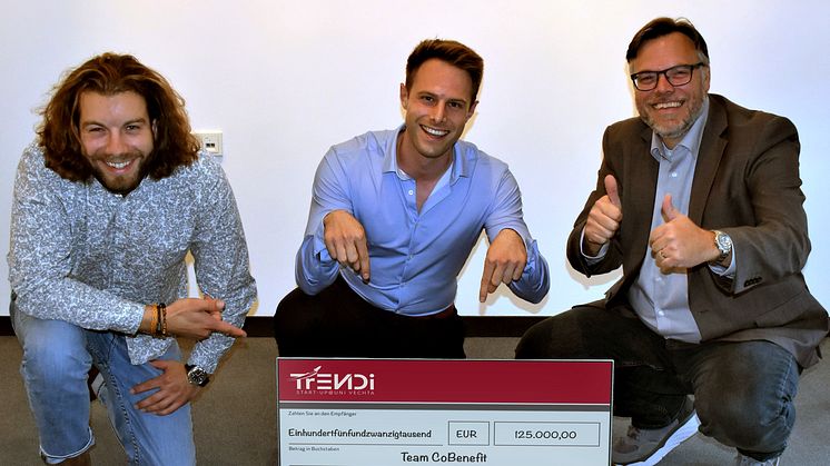 Bei der Checkübergabe (v.l.): Leon Trippel und Florian Bonert von CoBenefit zusammen mit Maik Fischer, operativer Leiter des Start-up Services TrENDI.