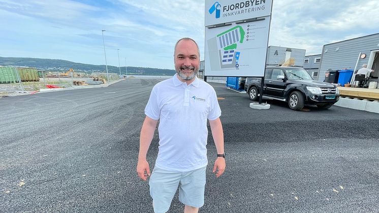 Plass-sjef Ståle Gundersen på Fjordbyen Innkvartering AS har sikret sommerbelegget. Nå skal han utvide bemanningen.