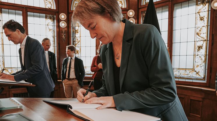 Universitätspräsidentin Prof.in Dr.in Verena Pietzner unterzeichnet den Hochschulentwicklungsvertrag. Fotos: MWK/Behnush Martinez