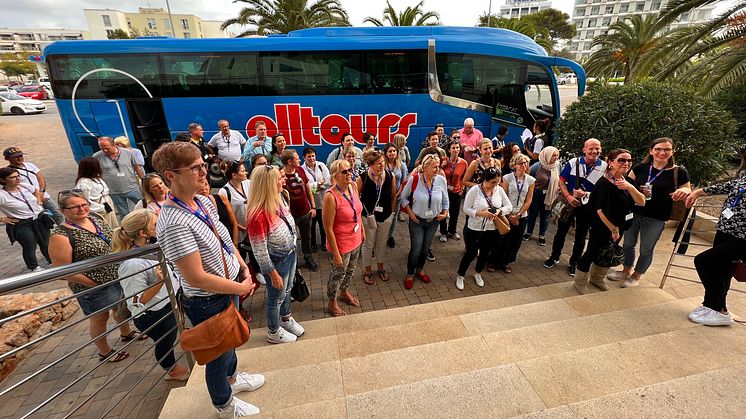 100 Mitarbeiterinnen und Mitarbeiter der rund 80 eigenen alltours Reisecenter trafen sich zur Jahrestagung auf Mallorca.