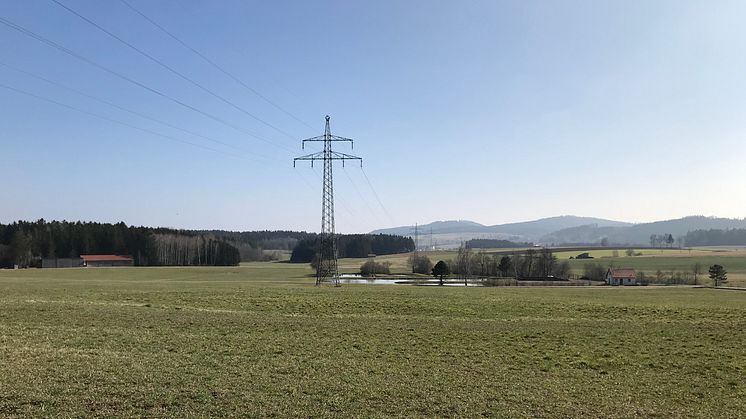 Seit 1972 sind die Umspannwerke in Rötz und Oberviechtach mit einer Freileitung verbunden. Die Bayernwerk Netz wird sie in den kommenden Wochen modernisieren.