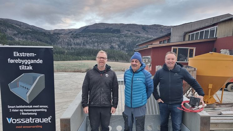 Ivar Seim (i midten) har fått med seg betongprodusenten Rune Skjoldal (til venstre) i Tunge Ting og Lars Krangnes i Cautus Geo som har skapt et smart bekkeinntak.