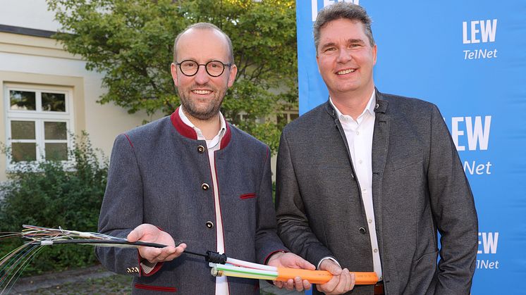 Der Erste Bürgermeister Andreas Reiter (links) und Jörg Steins, Geschäftsführer LEW TelNet (rechts), freuen sich, dass die Gemeinde Oberottmarshausen nun an das über 6.000 Kilometer lange Glasfasernetz der LEW Gruppe angebunden ist.
