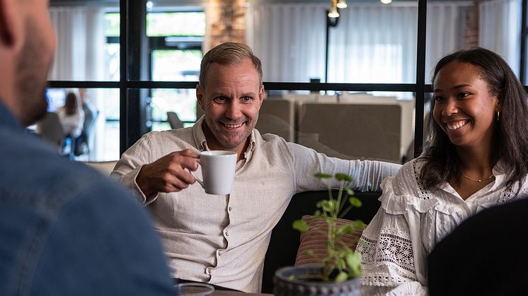 En undersökning som Kantar Sifo gjort på uppdrag av kafferosteriet Löfbergs visar att en slående majoritet av svenskarna anser att kaffet på jobbet ska vara gratis.