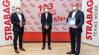 Ausgezeichnet (v.l.n.r.): Christian Karg und Horst Zwick (beide Covestro) überreichten den Safety Award an Thorsten Strunk, Technischer Leiter der Gruppe Industriebau im STRABAG-Bereich Rheinland. copyright: Covestro AG