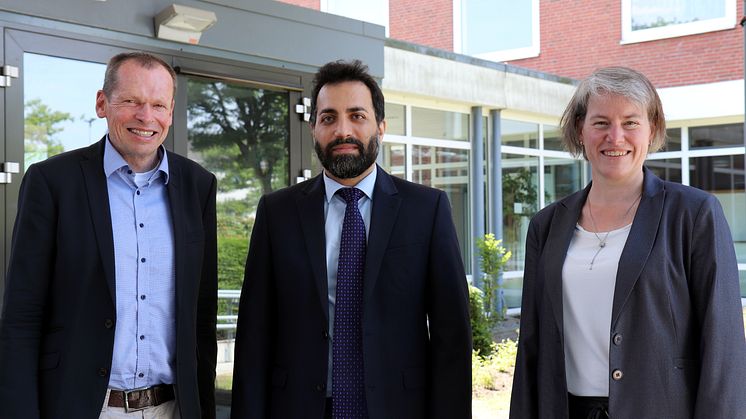 Doktorvater Prof. Dr. Peter Nitschke, Dr. Amir Yahya Ayatollahi und Universitätspräsidentin Prof.in Dr.in Verena Pietzner