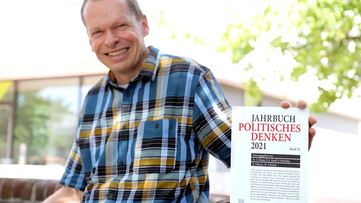 Prof. Dr. Peter Nitschke präsentiert das Jahrbuch Politisches Denken 2021