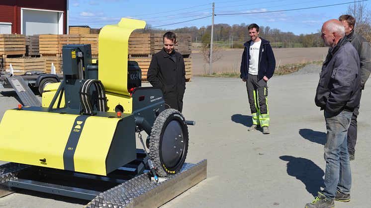 Verdens første: Ugress-roboten Kilter AX1 er levert. Anders Brevik (fra venstre) og Mats Langfeldt fra Kilter leverte den til André (delvis skjult) og Roy Hasle i Rygge. 