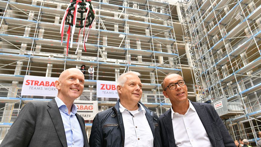 Topping-out ceremony for the new corporate building at the Albstadtweg (left to right): Felix Streitenberger, Joachim Zabel and Stephan von der Heyde (Copyright: Ed. Züblin AG / Heiko Potthoff)