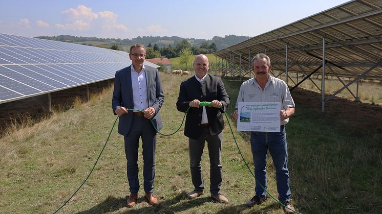 Regional erzeugt - regional verbraucht: Den Strommarkt in Ruhstorf starteten Bürgermeister Andreas Jakob, Anlagenbetreiber Gerhart Pfaffinger und Thomas Oppelt vom Bayernwerk direkt im einspeisenden Solarpark in Hütting.