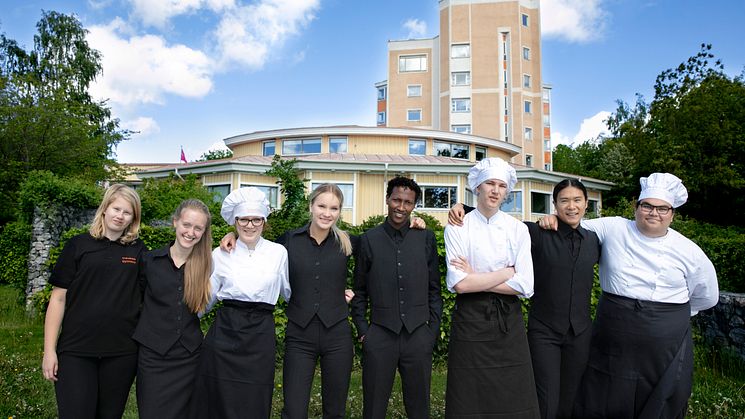 Elever från Hotell- och turismprogrammet och Restaurang- och livsmedelsprogrammet utanför Tranellska gymnasiet.