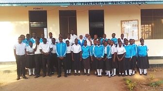 Die Schwestern des Ordnens der Teresina Sisters mit den neu eingeschriebenen Schüler*innen an der St. Therese Sec. School in Tansania.