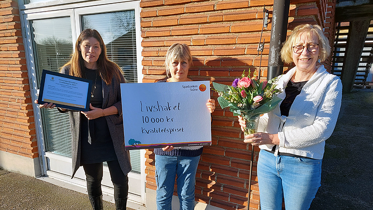 Liselotte Svensson, enhetschef hemtjänst i Hästveda, fick tillsammans med aktivitetssamordnarna Anna-Lena Crona och Carina Olsson ta emot omsorgsnämndens kvalitetspris.