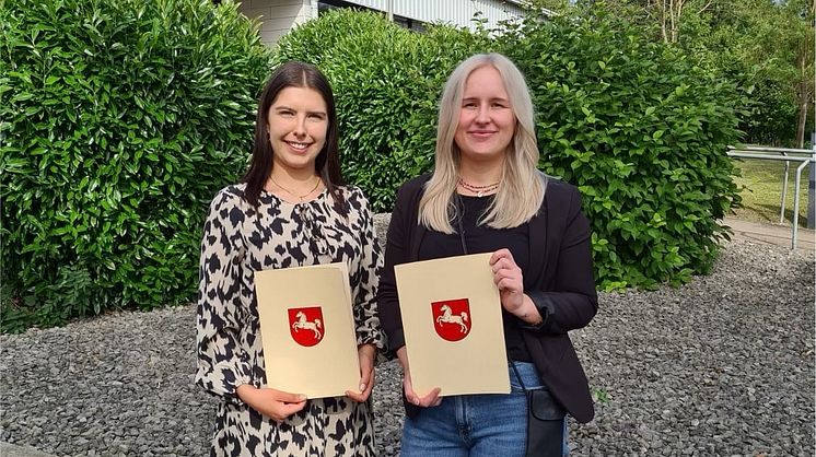 Verwaltungsfachangestellte | Lea Dödtmann und Angelina Pedde schließen Ausbildung erfolgreich ab 