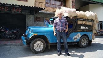 Med drygt 30 år i branschen har Tony Broman besökt de flesta av världens kaffeodlarländer. För 25 år sedan importerade han och Löfbergs den första containern med ekologiskt kaffe till Sverige.