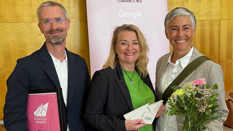 Löfbergs marknadschef Lena Rodin (mitten) tog emot priset tillsammans med Andreas Lönn och Malin Millbourn på kommunikationsbyrån ANR+1. 