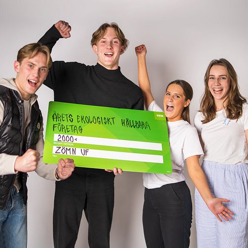 Zömn UF vinner Årets ekologiskt hållbara företag på regionfinalen för Ung företagsamhet i Skåne. Här håller de i vinnarchecken. Foto: UF Skåne