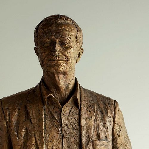 Family honours Lars Larsen with bronze sculpture