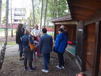 Barn viser frem gapahuken i Rudshøgda Kanvas-naturbarnehage