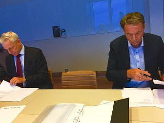 Kontraktssignering av Karl Wistrand, VD på Swedavia Real Estate AB och Lars Wenaas, Wenaasgruppen AS. #2