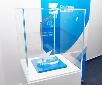 Anerkennung auf europäischer Ebene für Deutsche Glasfaser:  Die Trophäe des FTTH-Awards 2017 steht in Borken.