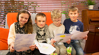 Några tredjeklassare från Furulunds fritidshem förbereder sig innan de ska läsa upp sina dikter för de äldre på Furulunds äldreboende.