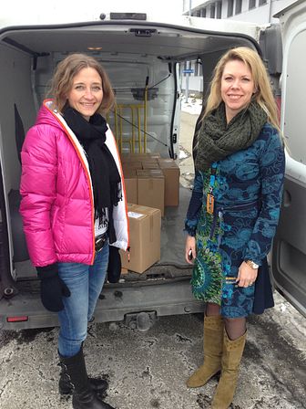 Miljöchef Maria Gelin (th) och Gabriella Ludvigsson, gruppchef för luft- och miljöanalys på Sweco, lastar in lådorna med de pärmar som ansökan består av i budbilen. 